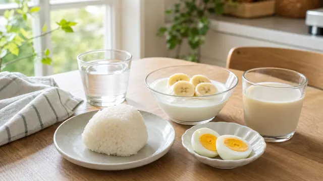 朝に食欲がない人向けの小さなおにぎり・ヨーグルト・卵・豆乳の朝食イメージ