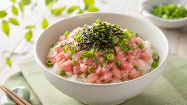 まぐろたたき丼並盛をPFC比較用に盛り付けたイメージ