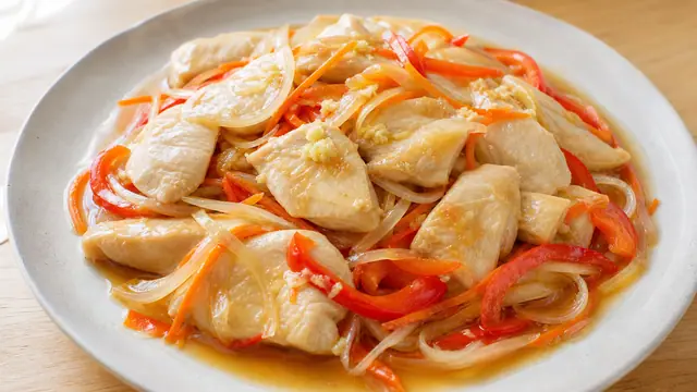鶏むね肉と玉ねぎ、にんじん、赤パプリカを甘酢に漬けた揚げない香味南蛮漬けの完成イメージ