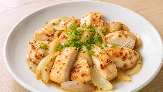 鶏むね肉と玉ねぎに粒マスタードしょうゆだれを絡めた高たんぱく主菜の完成イメージ