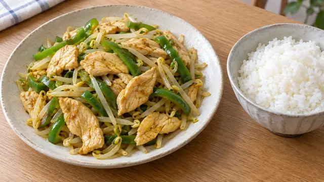 鶏むね肉ともやし、ピーマンをカレーみそで炒め、白米を添えた高たんぱくごはんの完成イメージ
