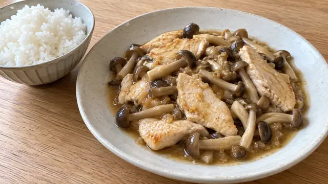 鶏むね肉とぶなしめじにしょうがあんを絡め、白米を添えた完成イメージ