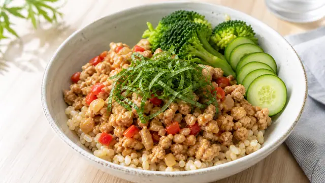 鶏むね肉の青じそガパオ風そぼろ丼の完成イメージ