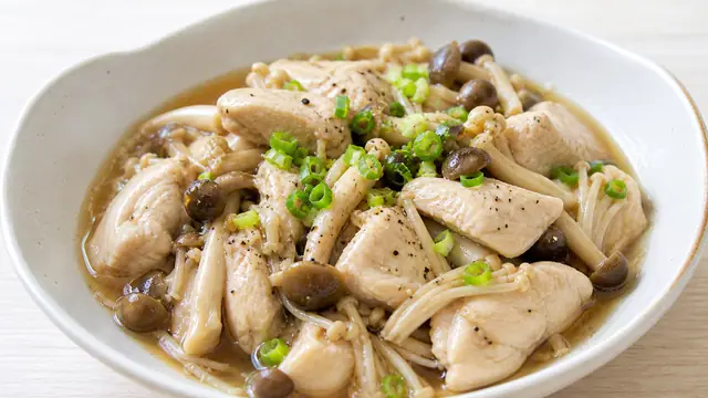 ささみとしめじ、えのきをにんにく醤油で蒸した高たんぱく低脂質レンジ主菜の完成イメージ