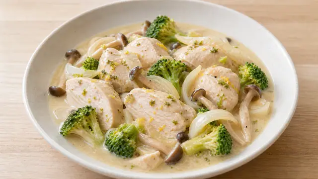 鶏むね肉とブロッコリー、ぶなしめじを柚子胡椒入り豆乳ソースで煮た高たんぱく主菜の完成イメージ