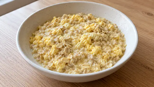 卵とオートミールの朝食ボウルの完成イメージ