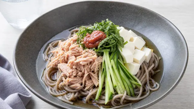 ツナと豆腐、きゅうり、大葉をのせた梅しそ冷やしそばの完成イメージ